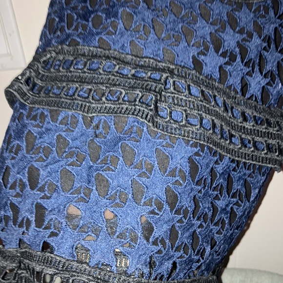 Detailed Black and cobalt blue macrame lace tiered mini dress - Picture 5 of 10